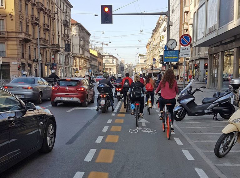 A sinistra le auto, a destra le biciclette. Chi occupa più spazio e crea ingorghi?