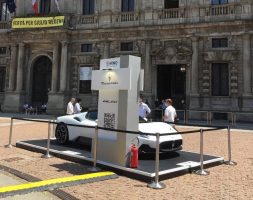 Una foto simobolo: uno stand davanti a Palazzo Marino