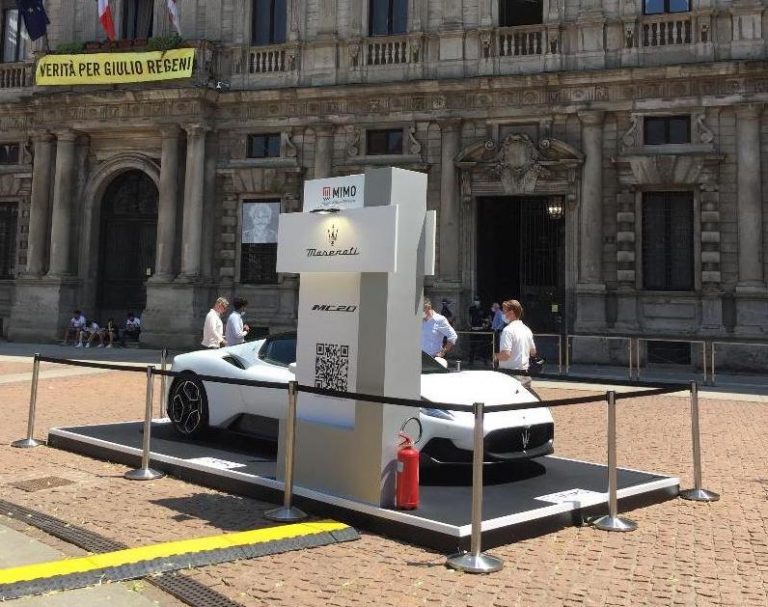 Una foto simobolo: uno stand davanti a Palazzo Marino